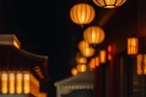 街角绿漆邮筒与落花的画面