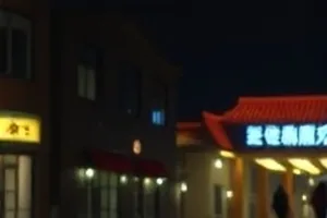 旧纺织厂房高窗漏光的长廊画面